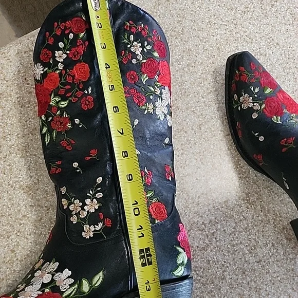 Lane !!Gorgeous!! Red Rose Western Boots, Size 9B